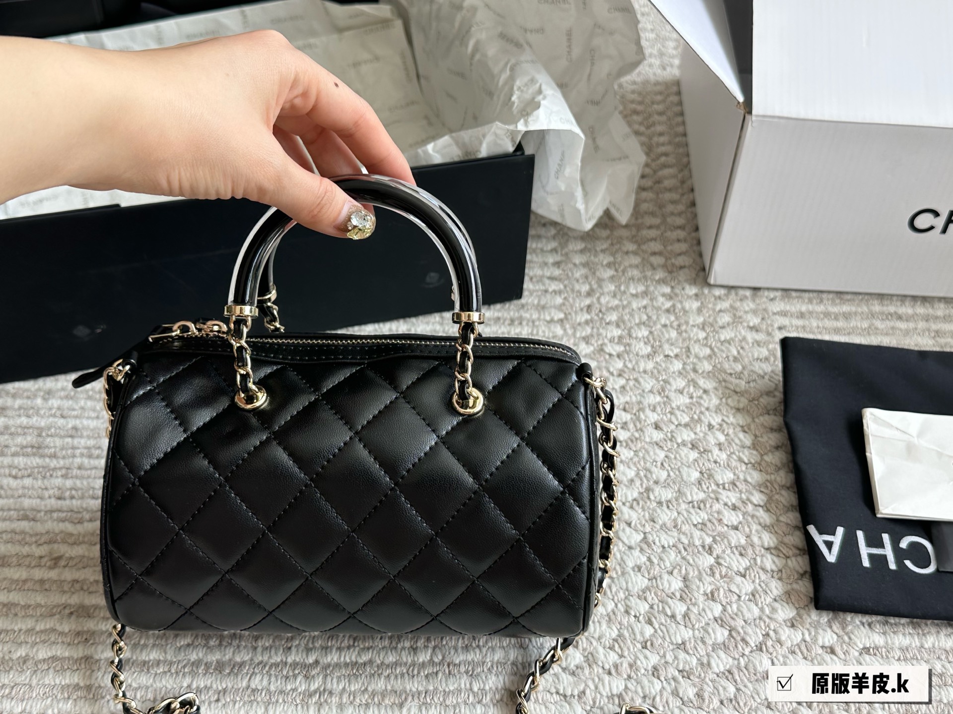 Elegante Bolso Bowling Chanel 25P: Estilo Clásico y Funcionalidad Moderna 6 i1746542120429 8607 0 4