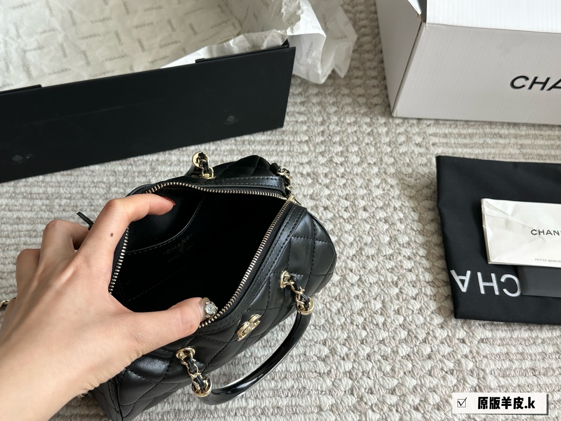 Elegante Bolso Bowling Chanel 25P: Estilo Clásico y Funcionalidad Moderna 9 i1746542121582 4275 0 7