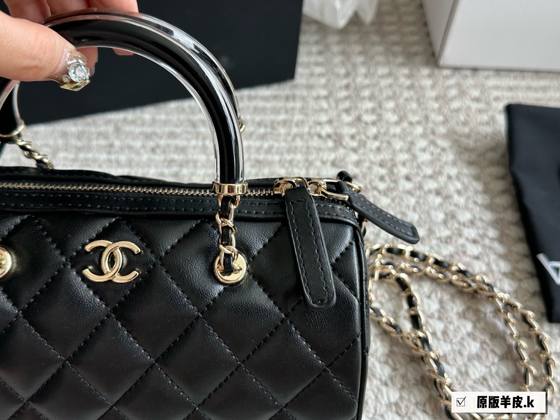 Elegante Bolso Bowling Chanel 25P: Estilo Clásico y Funcionalidad Moderna 3 i1746542121604 4374 0 1