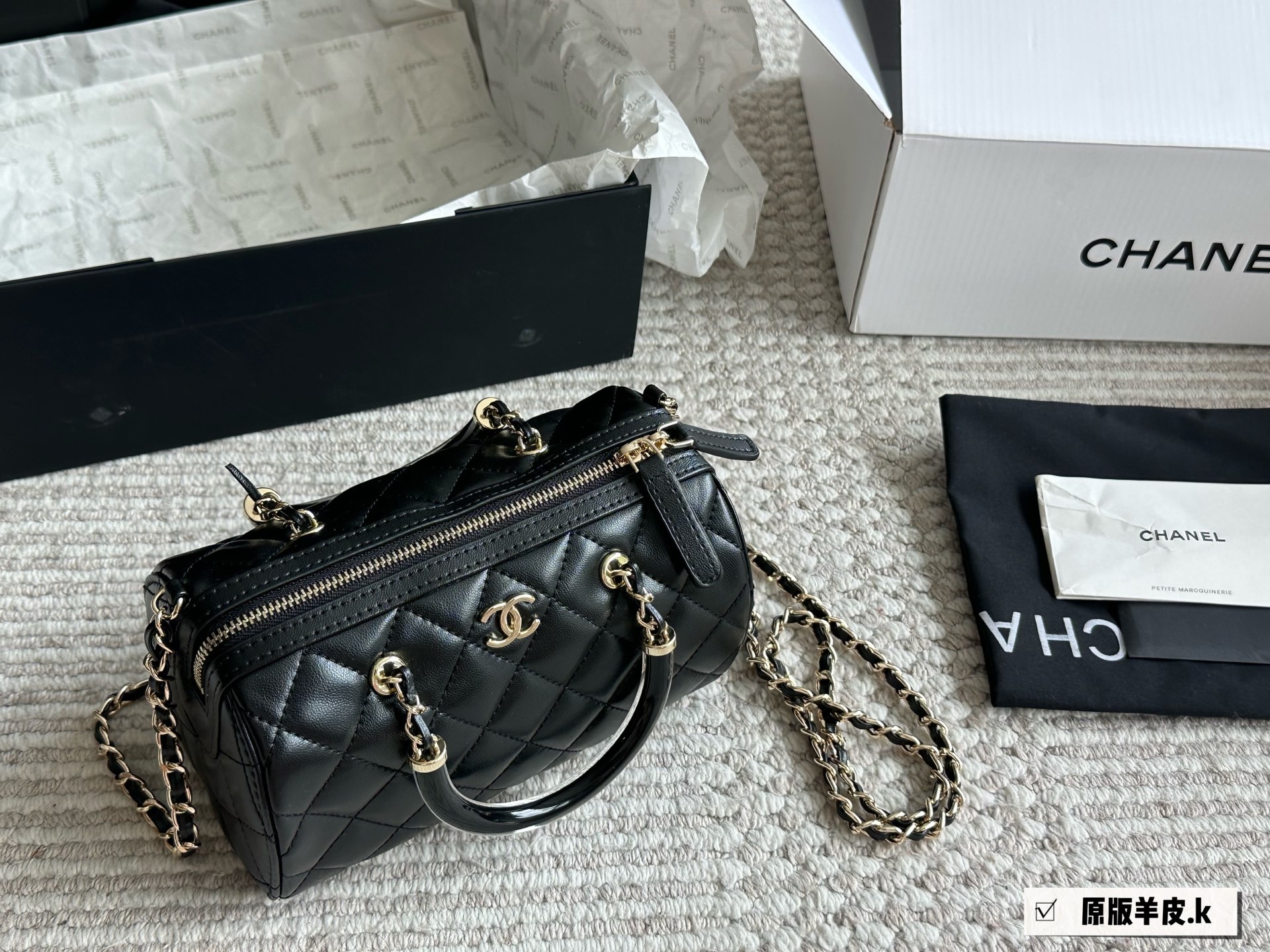 Elegante Bolso Bowling Chanel 25P: Estilo Clásico y Funcionalidad Moderna 5 i1746542121615 4876 0 3