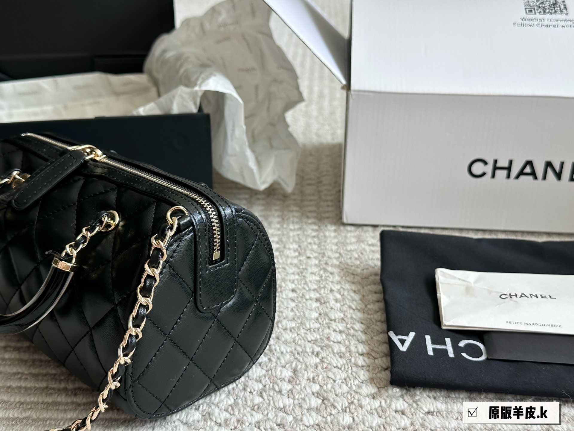 Elegante Bolso Bowling Chanel 25P: Estilo Clásico y Funcionalidad Moderna 8 i1746542121639 5200 0 6