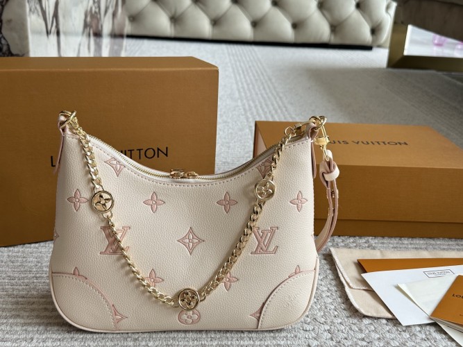 Louis Vuitton White Leather Cream Croissant Bag with Gold Chain, 29*16cm 1 Louis Vuitton White Leather Cream Croissant Bag with Gold Chain, 29*16cm