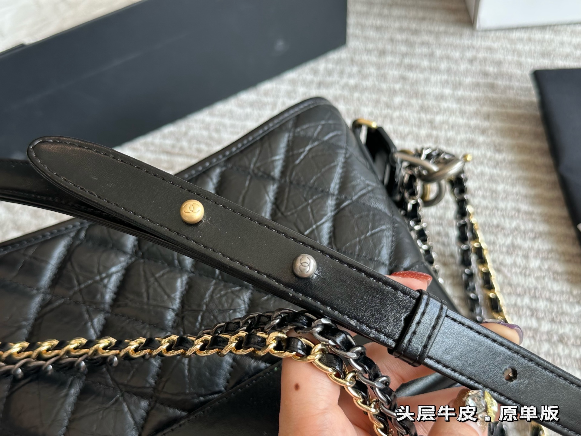 Bolso Bandolera Chanel con Diseño Acolchado y Correa con Logo, 20 cm 5 i1746543838591 509 0 5