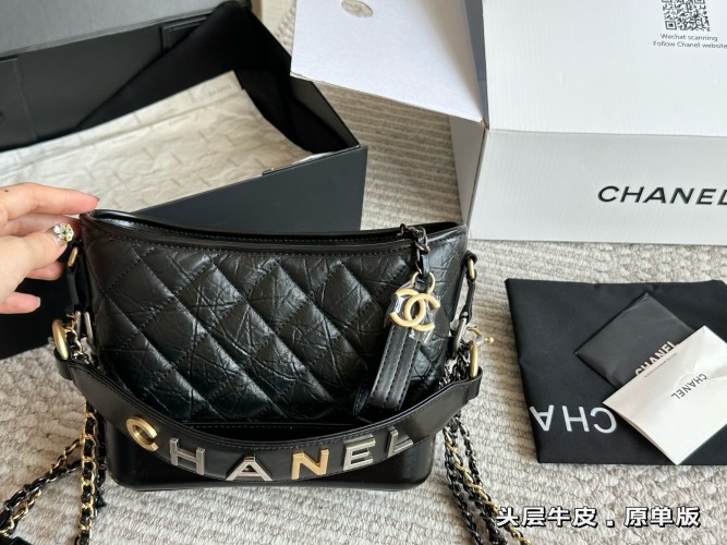 Bolso Bandolera Chanel con Diseño Acolchado y Correa con Logo, 20 cm 15 Bolso Bandolera Chanel con Diseño Acolchado y Correa con Logo, 20 cm