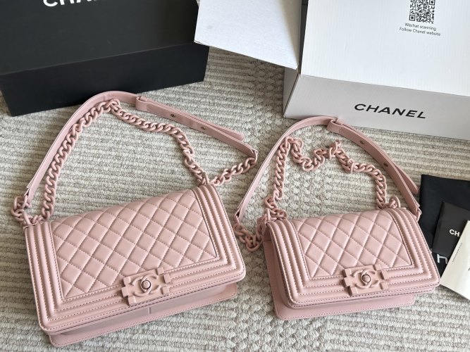 Elegante Bolso Bandolera Chanel Le Boy en Cuero Rosa con Herrajes a Juego 1 Elegante Bolso Bandolera Chanel Le Boy en Cuero Rosa con Herrajes a Juego