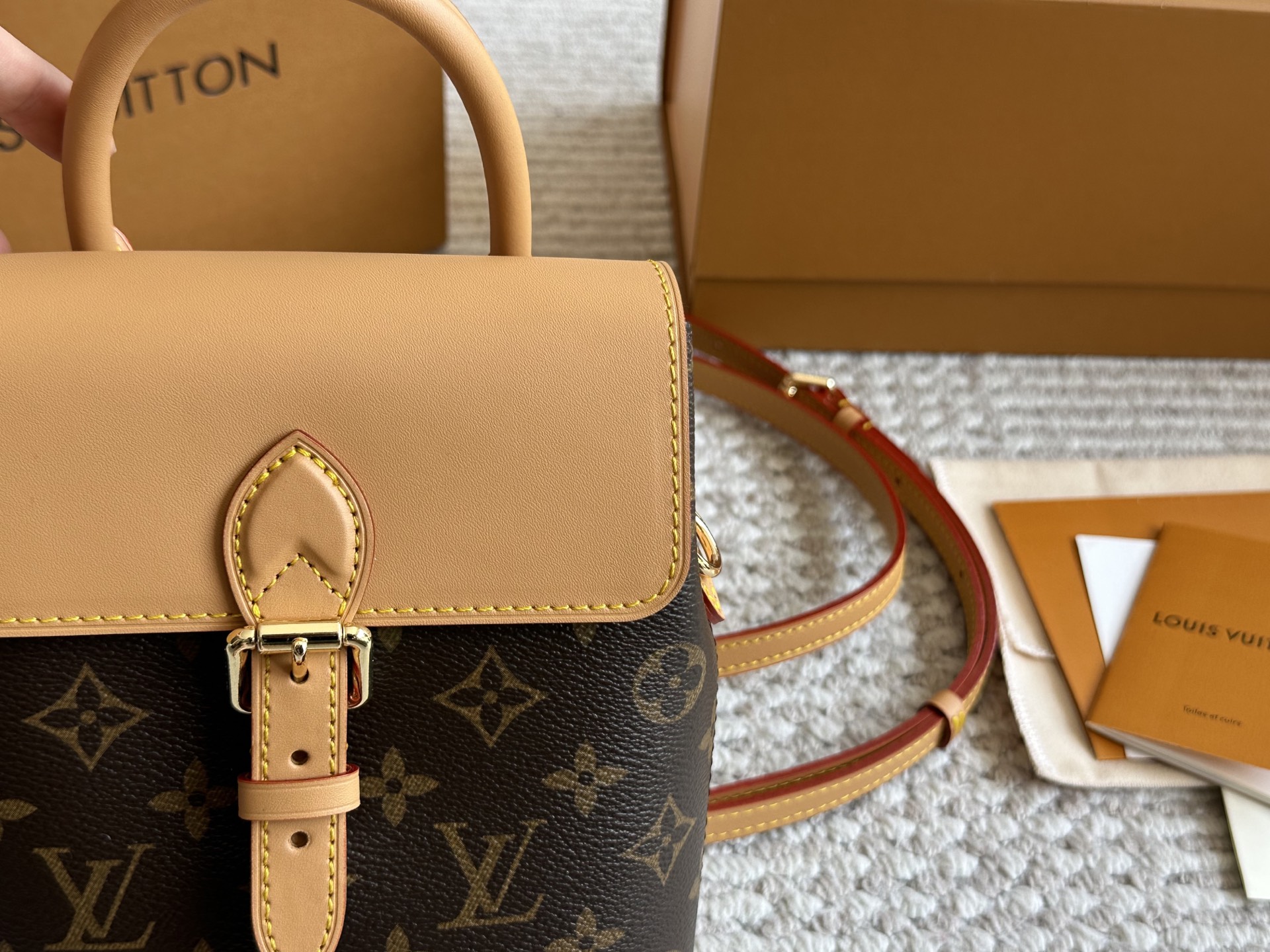 Louis Vuitton Soho Mochila Monograma Marrón Cuero, 22 x 17 cm 3 i1746628088940 7605 0 1