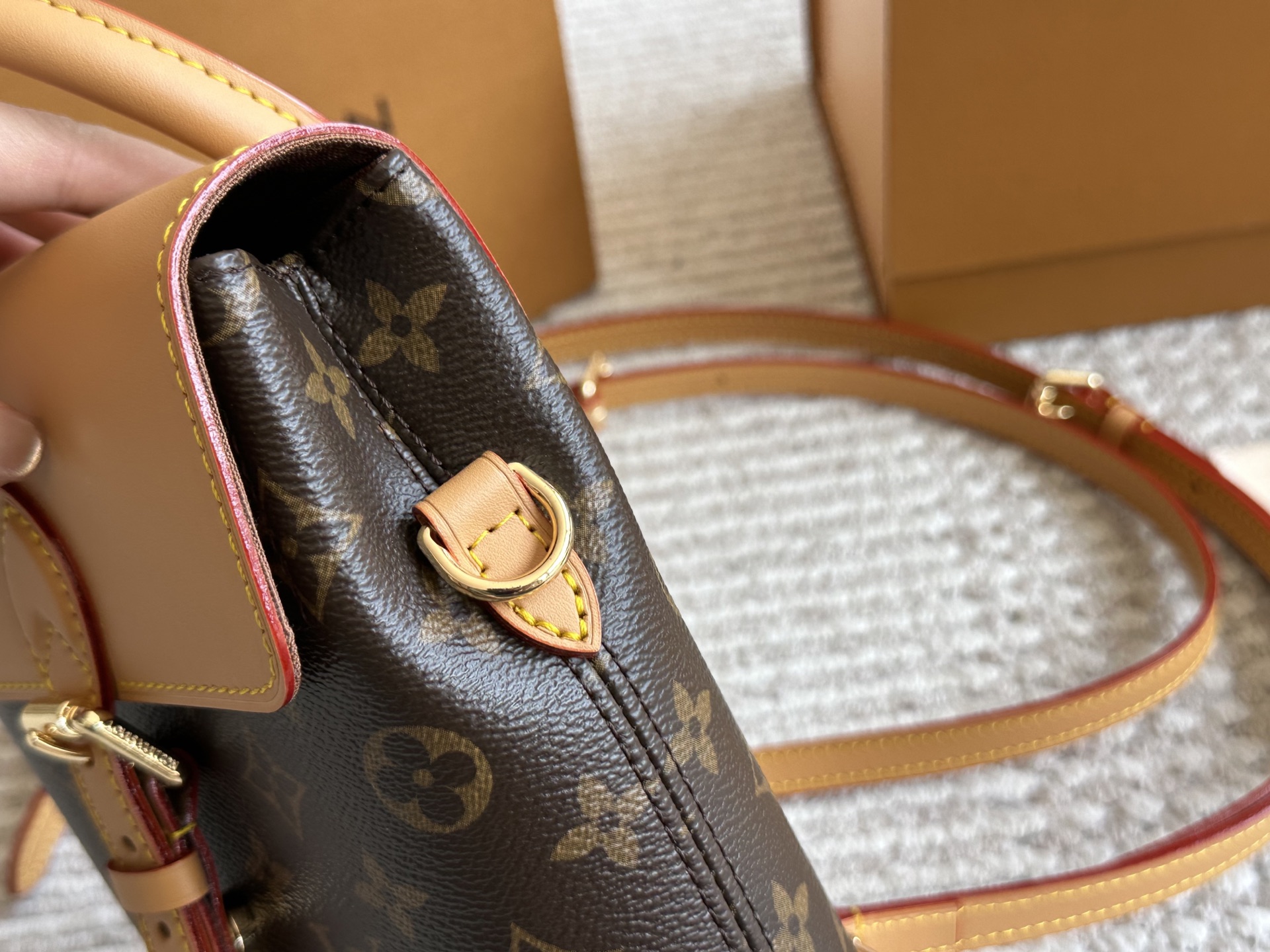 Louis Vuitton Soho Mochila Monograma Marrón Cuero, 22 x 17 cm 5 i1746628089089 5945 0 3