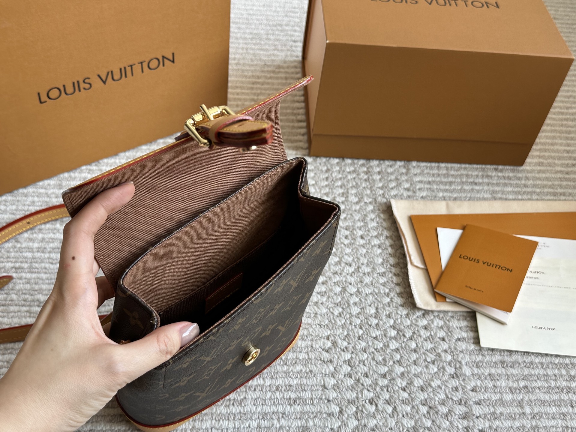 Louis Vuitton Soho Mochila Monograma Marrón Cuero, 22 x 17 cm 10 i1746628090331 8049 0 7