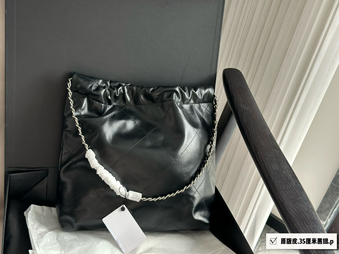 Chanel 22 Bag de Piel de Becerro Negra, 31 cm - Elegancia y Versatilidad 6 i1747135846789 2987 0 4