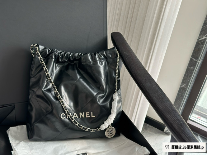 Chanel 22 Bag de Piel de Becerro Negra, 31 cm - Elegancia y Versatilidad 24 Chanel 22 Bag de Piel de Becerro Negra, 31 cm – Elegancia y Versatilidad