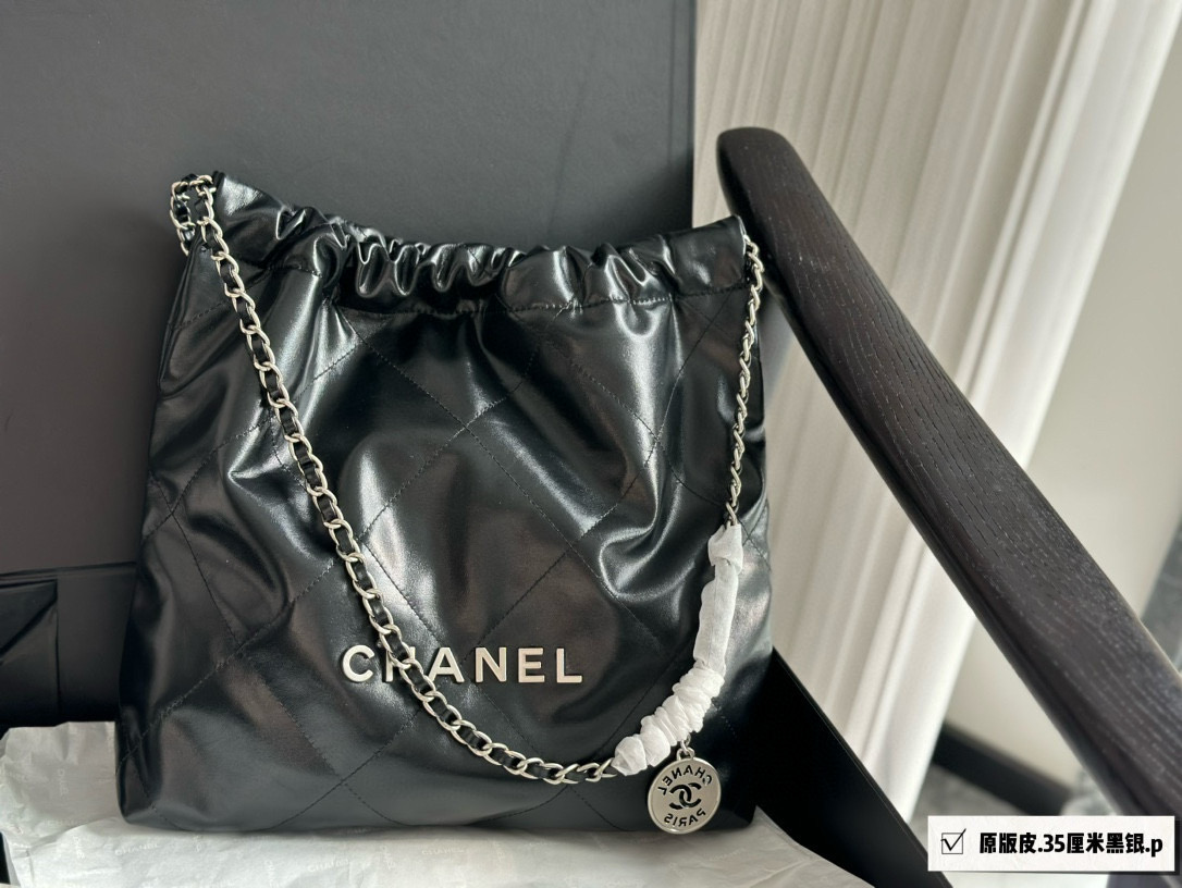 Chanel 22 Bag de Piel de Becerro Negra, 31 cm - Elegancia y Versatilidad 4 i1747135846791 2144 0 2