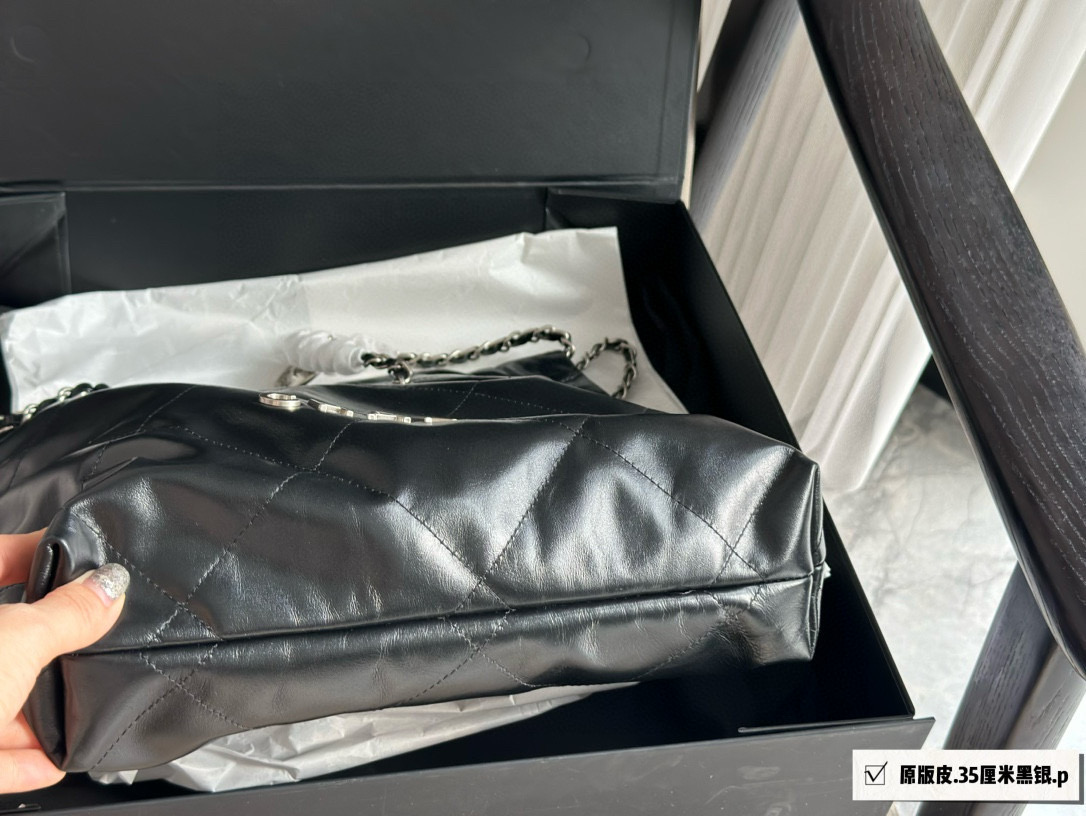 Chanel 22 Bag de Piel de Becerro Negra, 31 cm - Elegancia y Versatilidad 7 i1747135846791 6002 0 5