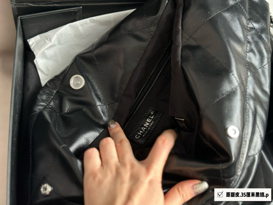 Chanel 22 Bag de Piel de Becerro Negra, 31 cm - Elegancia y Versatilidad 10 i1747135847613 8633 0 8