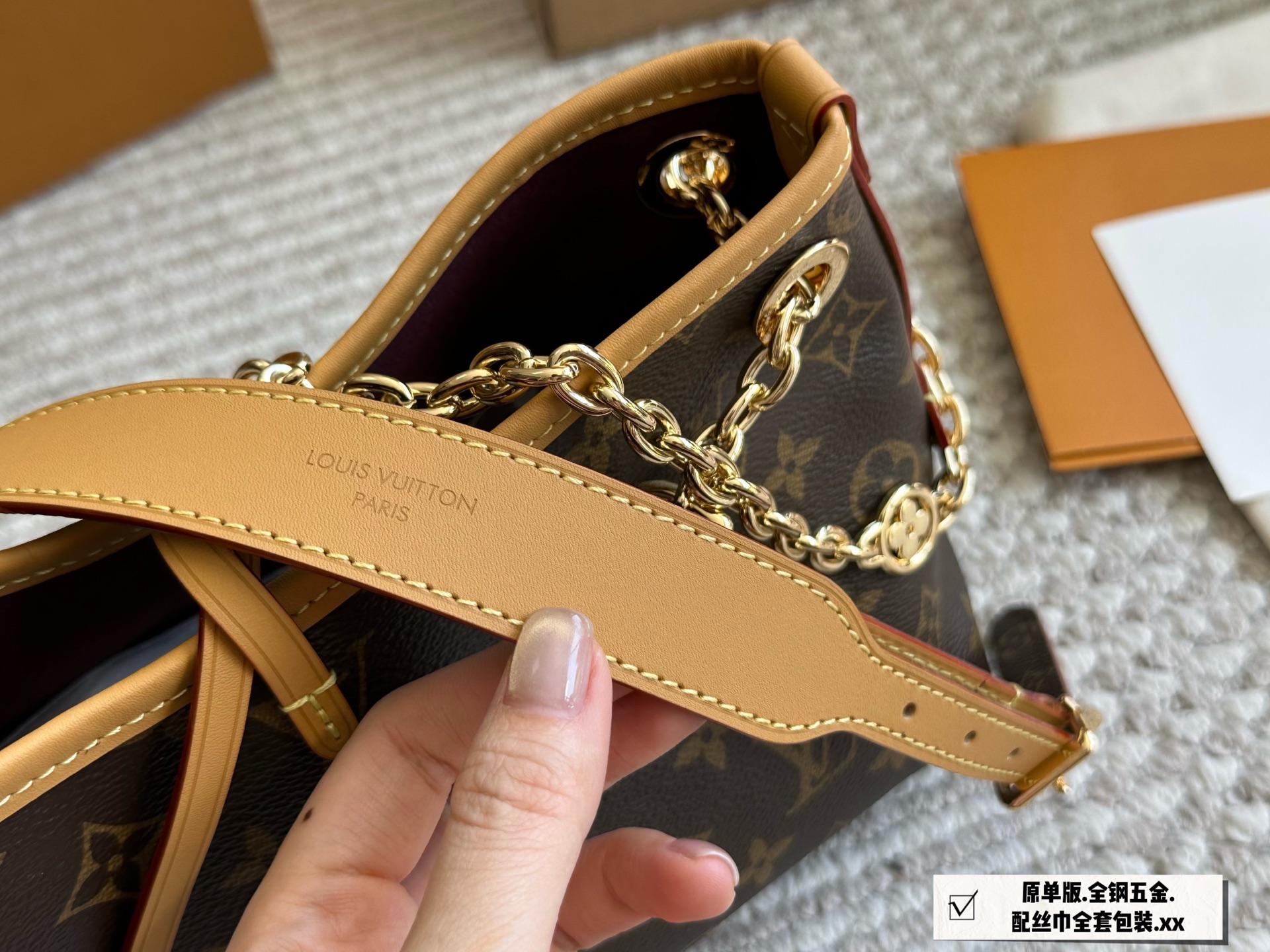 Louis Vuitton Carryall BB con Cadena Dorada y Diseño Monograma 6 i1747388928874 5654 0 4