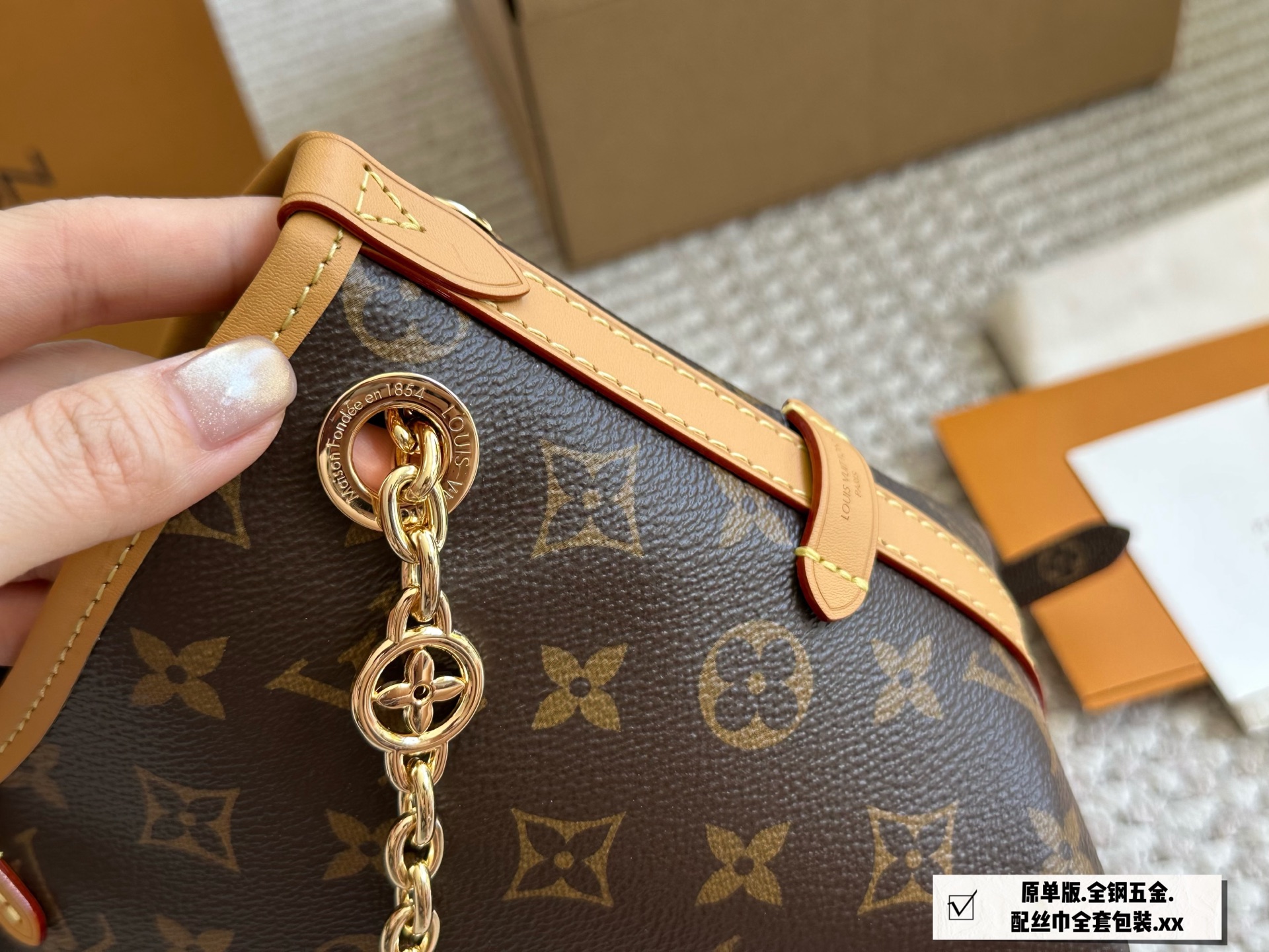 Louis Vuitton Carryall BB con Cadena Dorada y Diseño Monograma 4 i1747388928874 983 0 2