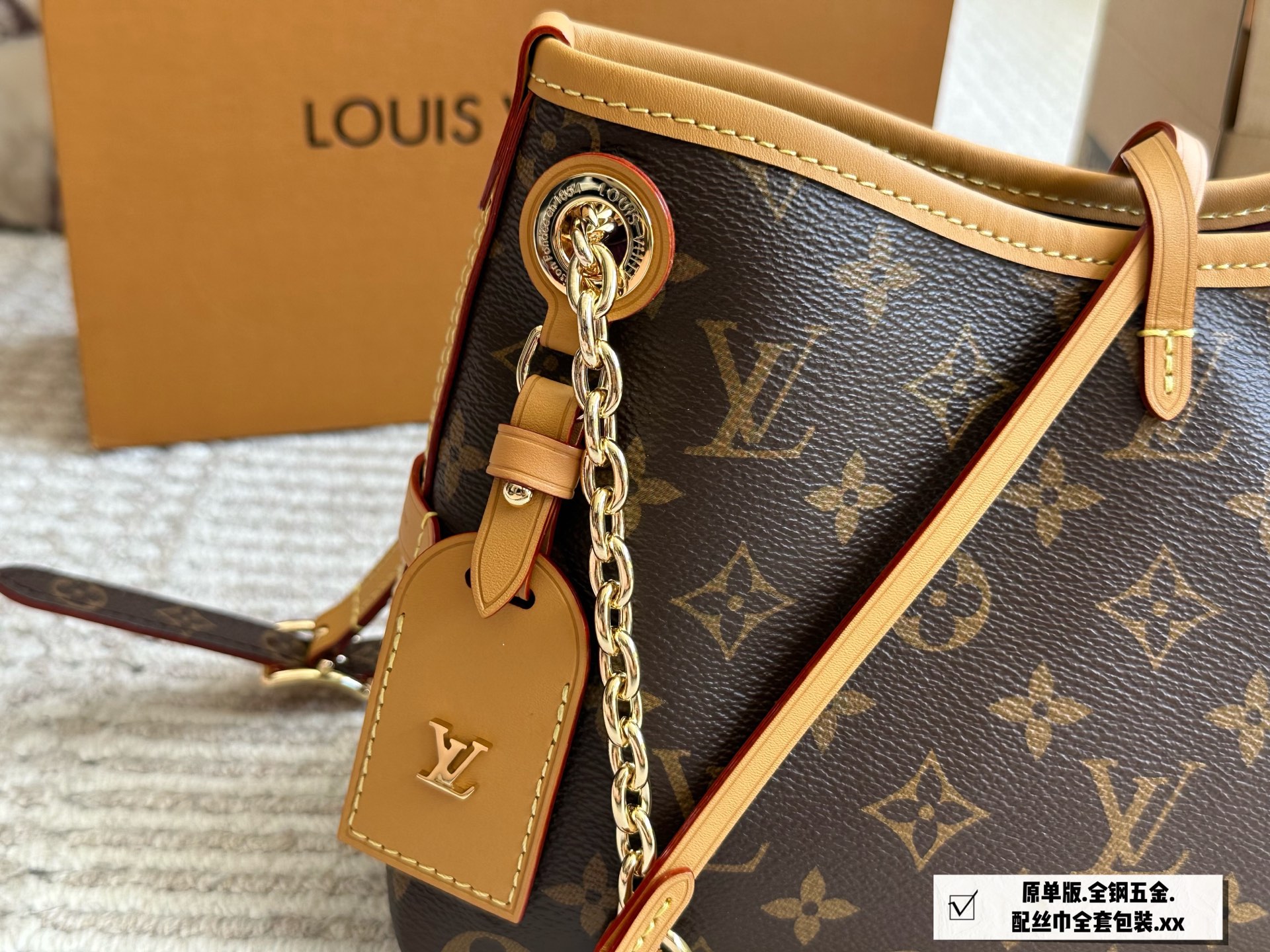 Louis Vuitton Carryall BB con Cadena Dorada y Diseño Monograma 3 i1747388928890 6103 0 1