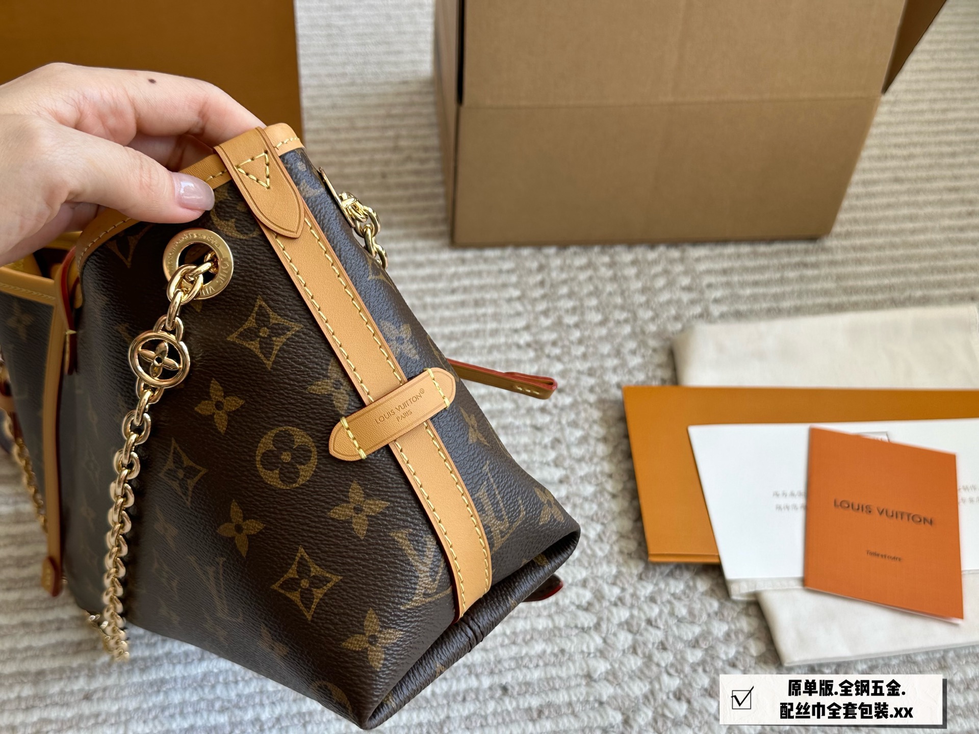 Louis Vuitton Carryall BB con Cadena Dorada y Diseño Monograma 5 i1747388930286 58 0 3