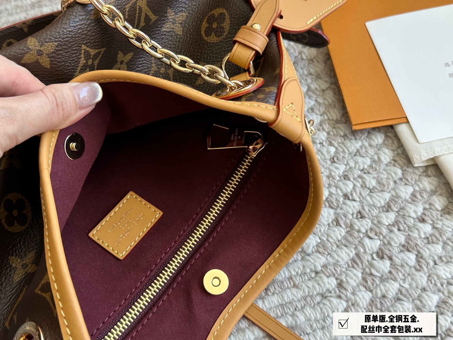 Louis Vuitton Carryall BB con Cadena Dorada y Diseño Monograma 10 i1747388930305 2658 0 8