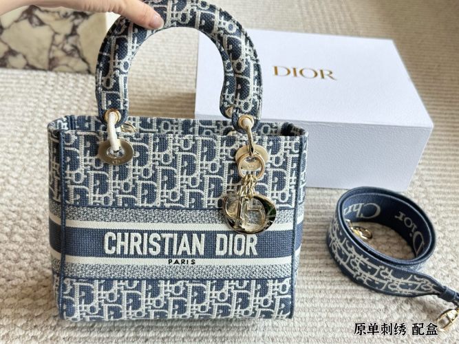 Bolso Lady Dior Bordado con Bandolera Ancha - Elegancia y Modernidad 25 Bolso Lady Dior Bordado con Bandolera Ancha – Elegancia y Modernidad