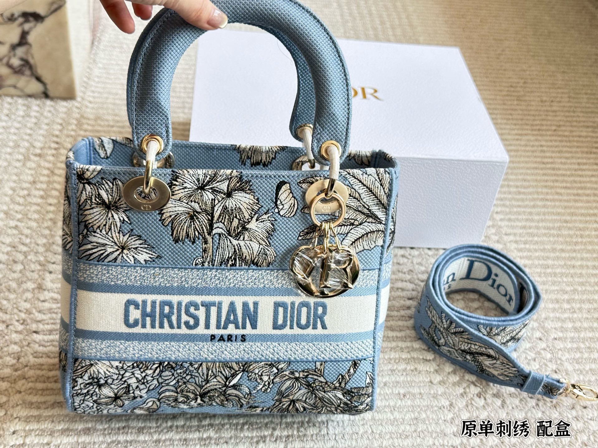 Bolso Lady Dior Bordado con Bandolera Ancha - Elegancia y Modernidad 3 i1747470385217 7942 0 1