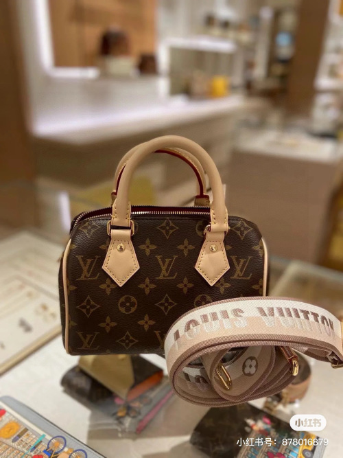 Louis Vuitton Speedy 20: Chic Monogram Canvas Handbag with Detachable Strap 1 Louis Vuitton Speedy 20: Chic Monogram Canvas Handbag with Detachable Strap