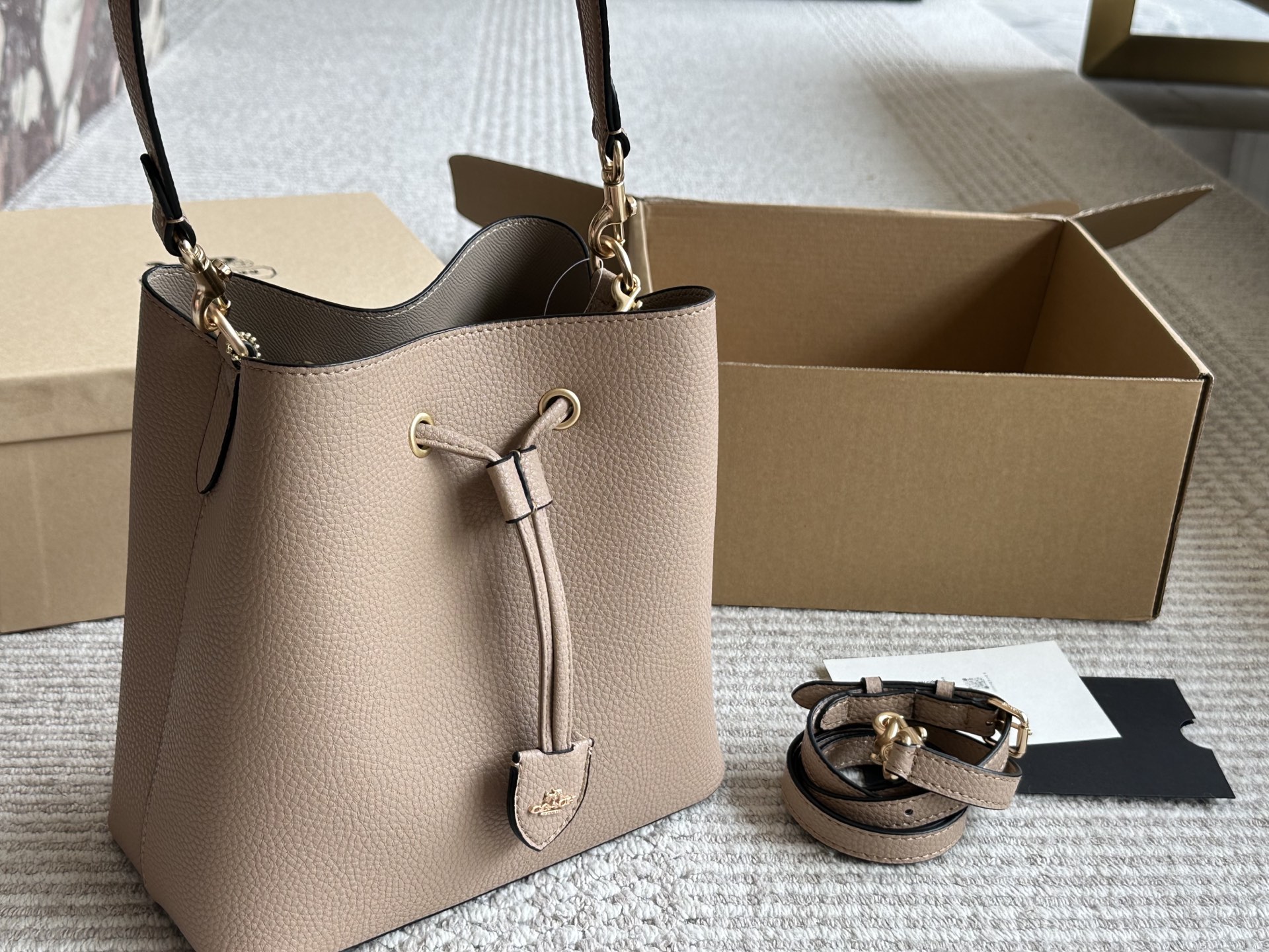 💰280
Coach新品水桶是不是很戳心巴推荐理由444
V两条肩带手提/腋下/斜挎任意切换
V尺寸25 23cm高轻便又很实用
V浅奶茶新色秋日第一抹温柔 飞机盒包装