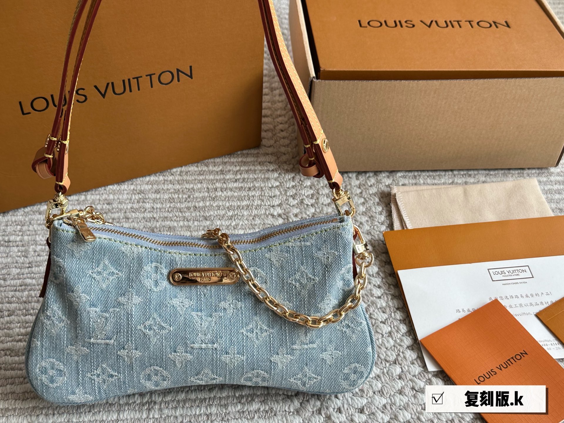 LV新款丹宁牛仔 夏天必备单品 双拉链麻将包 具有复古的外观和夏季的感觉 包包质感五金超好 两条肩带 可腋下可斜挎 通勤日常皆可的百搭神器#丹宁#全套包装 25cm