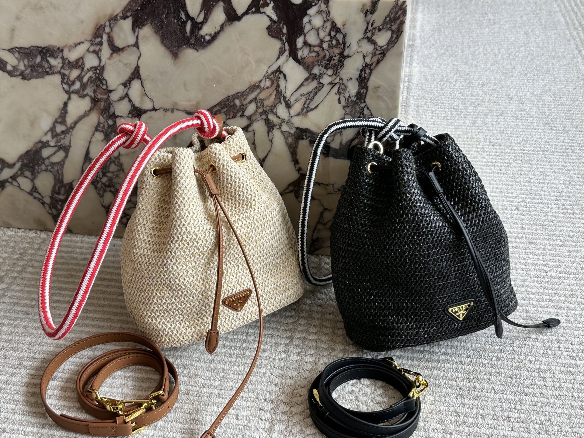 💰260 Prada 编织水桶包的夏天啦,马上夏天了,来推荐这只阳光草编包,编织和皮革,清爽也文艺,让你也可甜可美。 设计也非常实用,容量也大。同款哦夏天怎么能少了草编包呢 尺寸 20 22cm 配盒