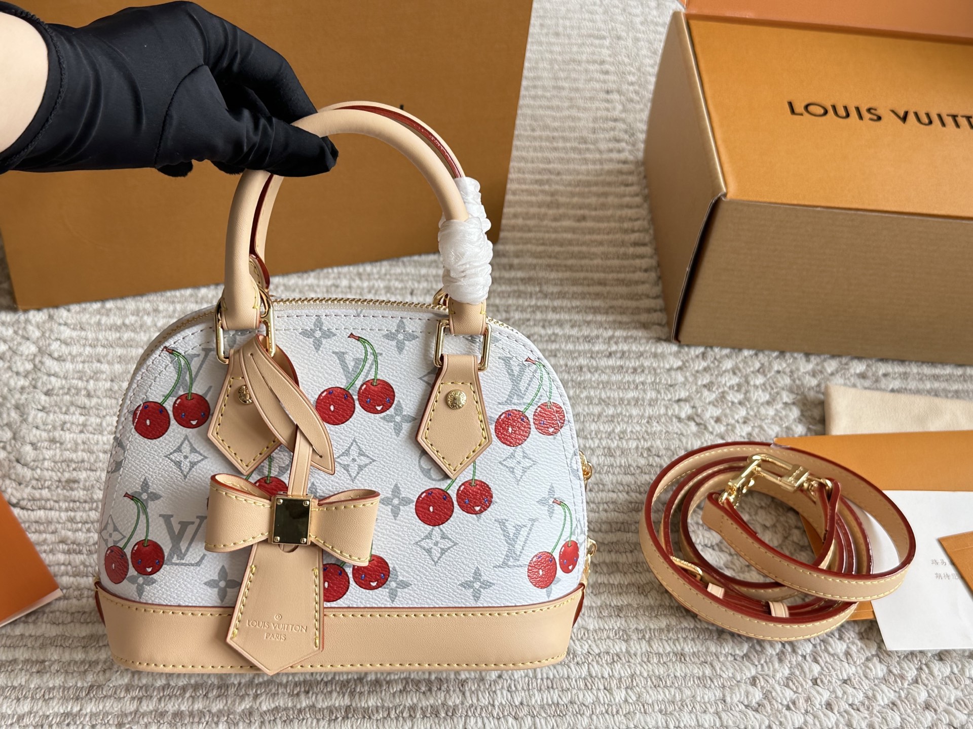 💰 280 配盒 

size： 25*18cm
L家 Alma贝壳包 
内敛！深沉！有味道！
这款百搭的经典手袋
依然很受现代的青睐！