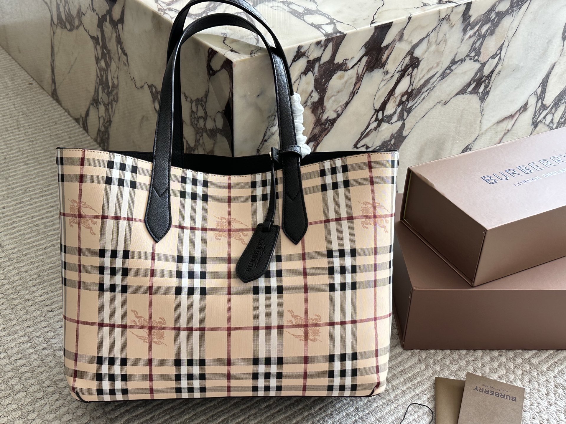 💰280
Burberry巴宝莉经典款双面托特包
Burberry巴宝莉双面tote托特包,最喜欢的托特包~ 经典格纹和黑色两面都可以使用,上 身给人简约利落的感觉
一年四季都能背,百搭又耐看,最主要是非常实用~ 容量超大,短途旅行、上 班上学用来放书或者资料都OK台还可以用来当妈咪包哦
自己配个内胆东西就可以归类,方便拿东西还安全!
35cm无盒