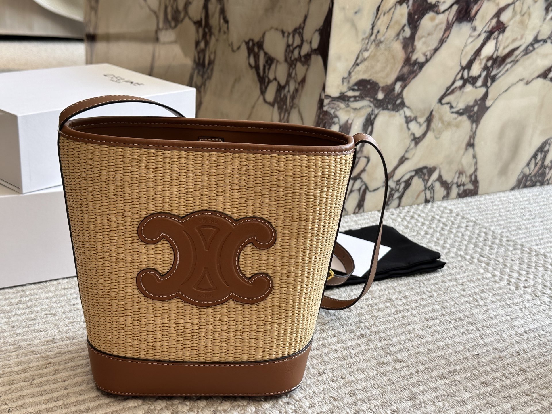 💰280 配盒 升级版
size:18*22cm(小)
Celine 水桶包
一直很喜欢老花的包
草编经典极搭!
颜值超级在线哦💯🌱
celine水桶包越背越顺手