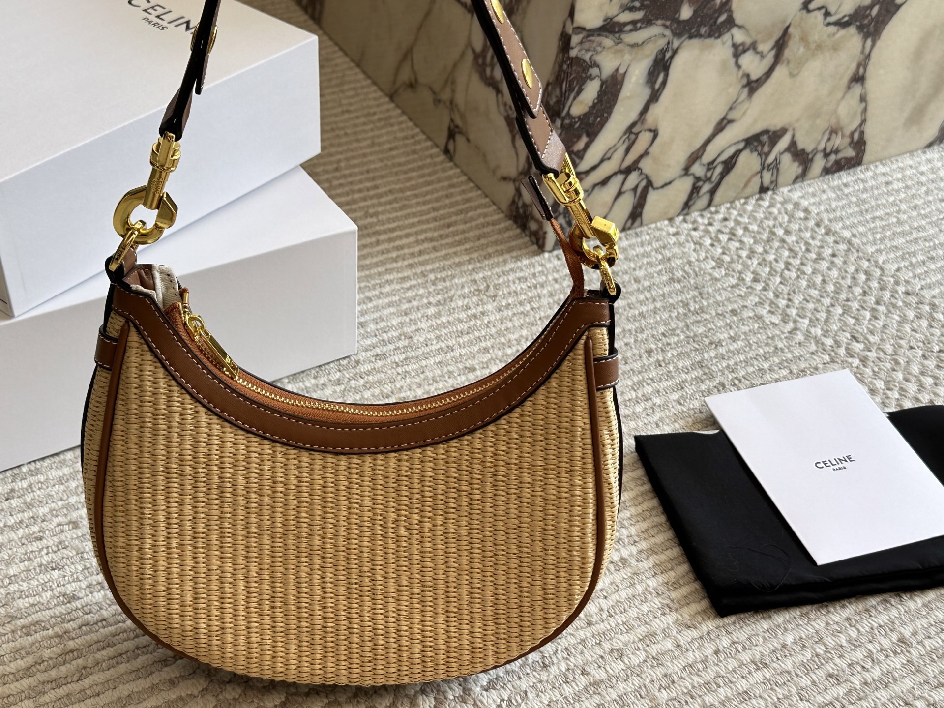 💰260 配盒
尺寸:24*20cm
celine 新款草编腋下包
手拎起Ava就好有气场哟100
高级感超强!
好看的包包是藏不住的新款AVA