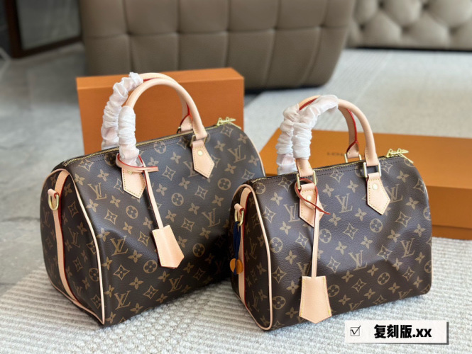 Louis Vuitton Speedy Bandouliere: Iconic Style & Versatility, 25cm & 30cm 1 Louis Vuitton Speedy Bandouliere: Iconic Style & Versatility, 25cm & 30cm