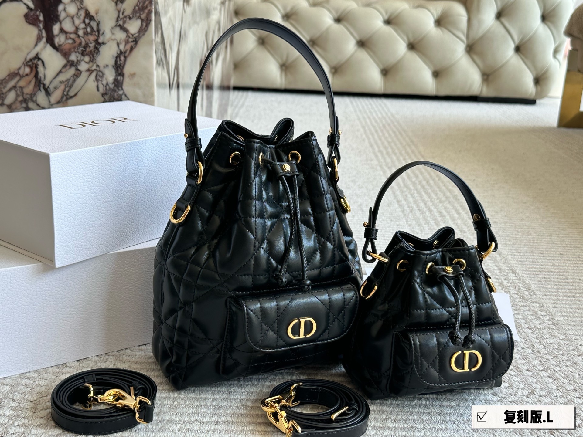 💰280
DIORCARO皮具系列以迪奥先生的妹妹卡特琳 娜●迪奧(CATHERINE DIOR)的昵称"CARO"命名
采用羊皮革等材质精心制作,饰以超大藤格纹缉面线,带有宽敞的抽绳隔层。正面翻盖口袋饰以金色饰面金属CD标志,可收纳各种小件日常用品。小号款式,搭配可拆卸顶部手柄和可调节、可拆卸肩带,可轻松手提、肩背或斜挎。 #迪奥#奢侈品#水桶包#最爱包包#新款包包 #出街15cm 20cm配盒子