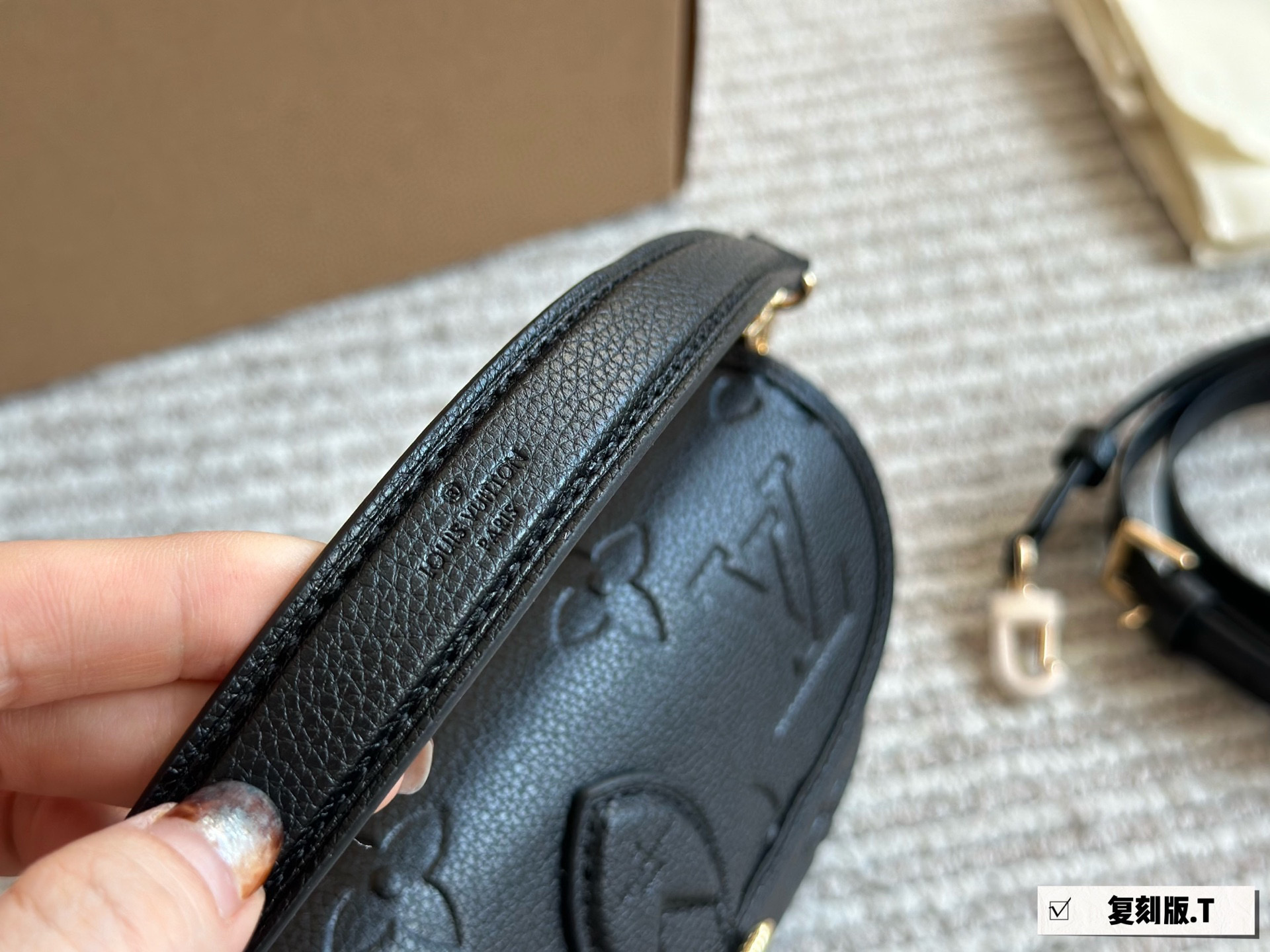 迷你💰155包邮 配盒

 新尺寸size：19*10cm
L家 Diane 法棍手袋 
法棍包是真好看/又好背！
皮质和颜色都不错， 
配置两条肩带 〰️又甜又咸！
搜索🔍 Lv 法棍


