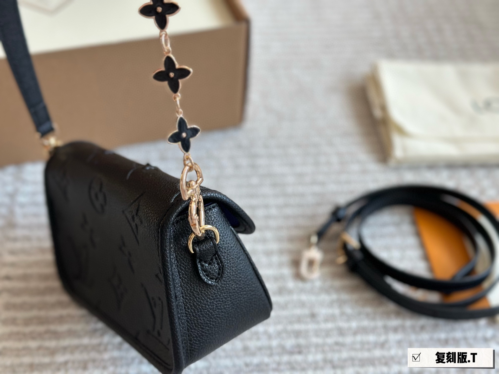 迷你💰155包邮 配盒

 新尺寸size：19*10cm
L家 Diane 法棍手袋 
法棍包是真好看/又好背！
皮质和颜色都不错， 
配置两条肩带 〰️又甜又咸！
搜索🔍 Lv 法棍


