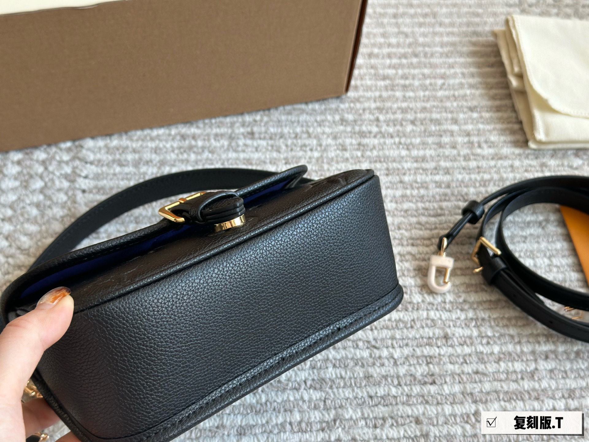 迷你💰155包邮 配盒

 新尺寸size：19*10cm
L家 Diane 法棍手袋 
法棍包是真好看/又好背！
皮质和颜色都不错， 
配置两条肩带 〰️又甜又咸！
搜索🔍 Lv 法棍


