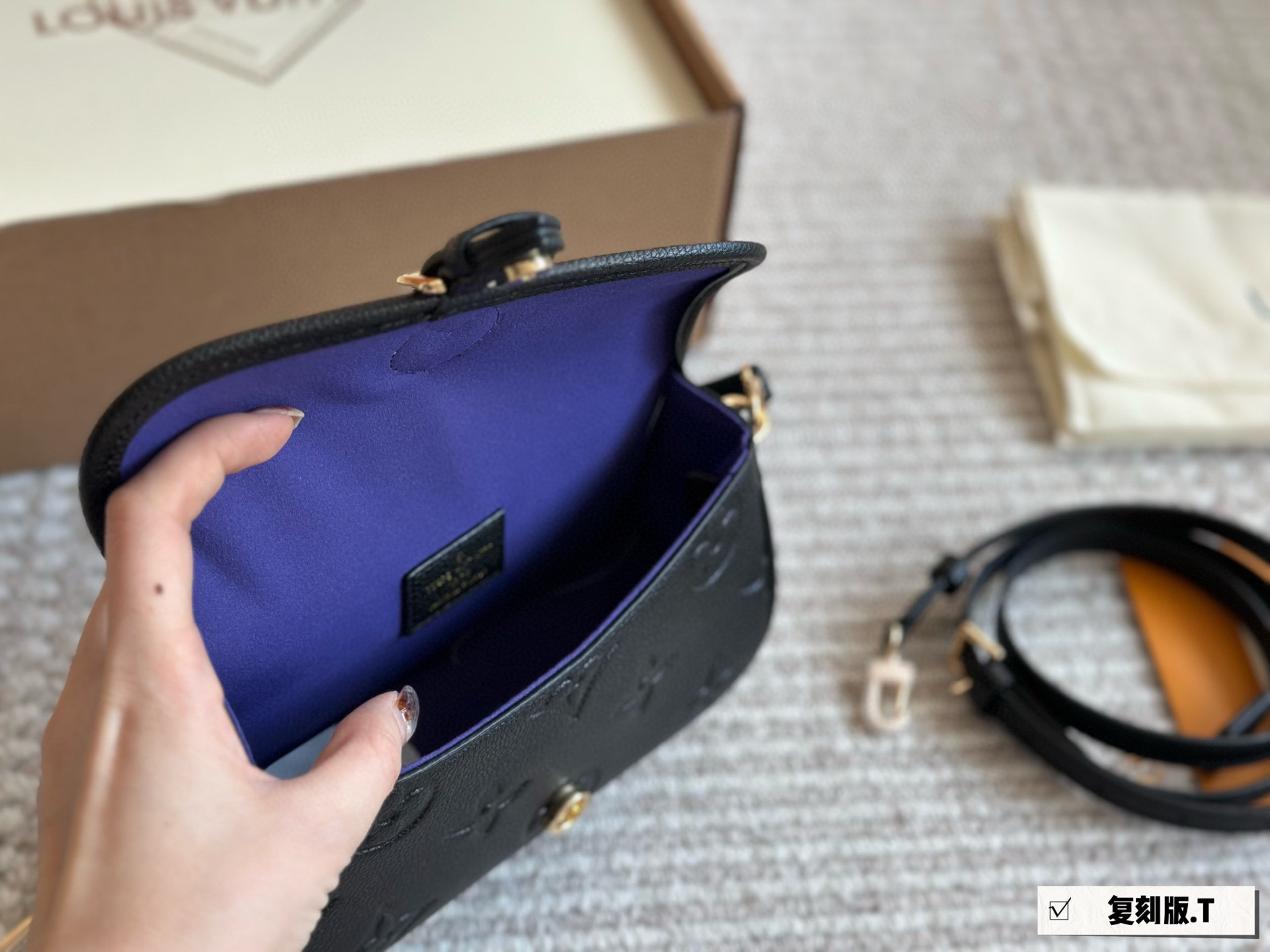 迷你💰155包邮 配盒

 新尺寸size：19*10cm
L家 Diane 法棍手袋 
法棍包是真好看/又好背！
皮质和颜色都不错， 
配置两条肩带 〰️又甜又咸！
搜索🔍 Lv 法棍



