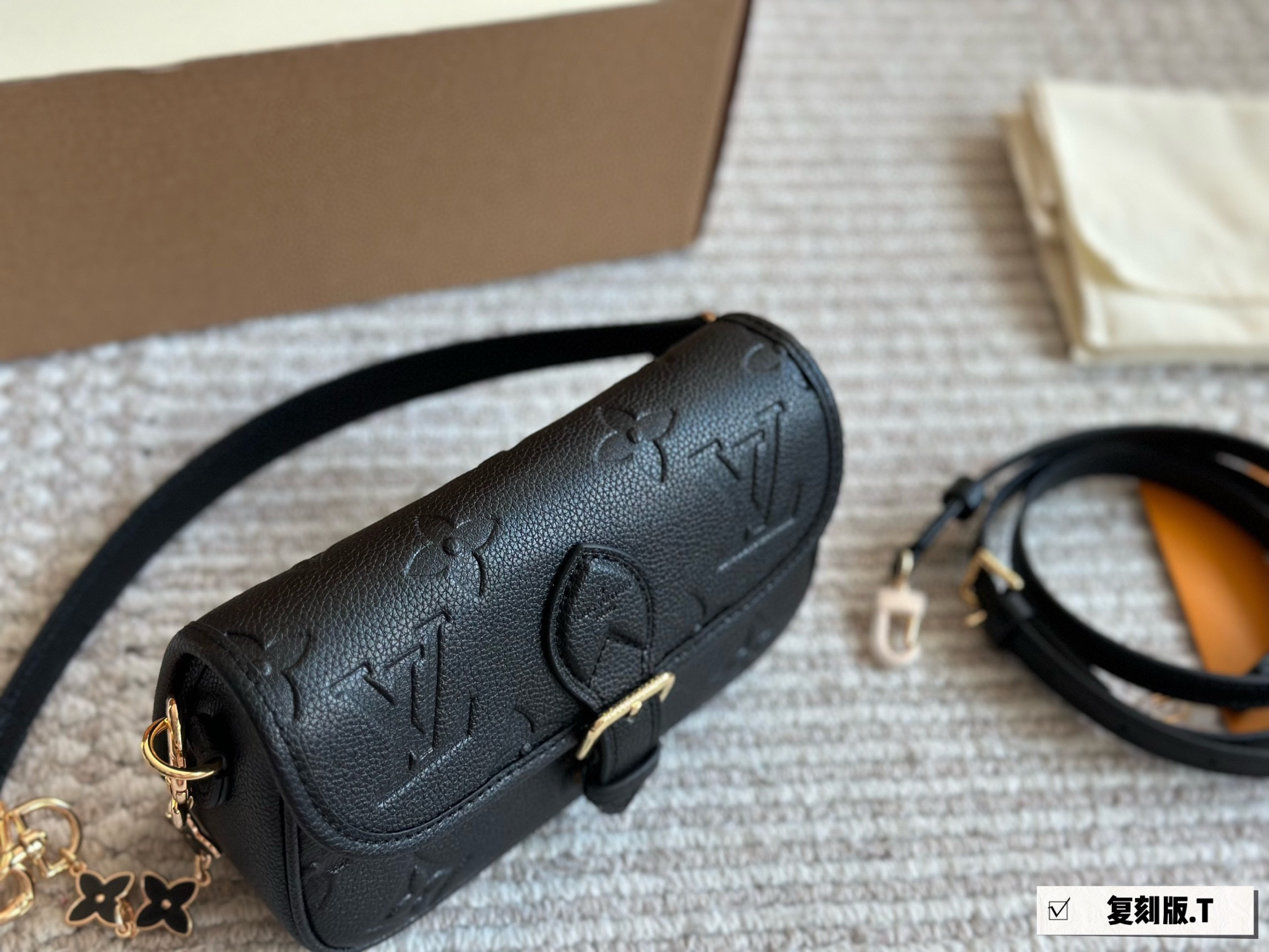 迷你💰155包邮 配盒

 新尺寸size：19*10cm
L家 Diane 法棍手袋 
法棍包是真好看/又好背！
皮质和颜色都不错， 
配置两条肩带 〰️又甜又咸！
搜索🔍 Lv 法棍


