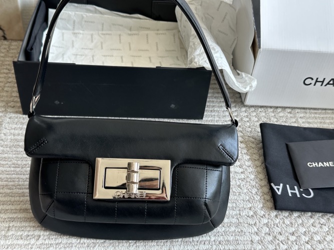 Chanel 2.55 Flap Bag - Luxurious Leather, Versatile Style, Iconic Design 1 Chanel 2.55 Flap Bag - Luxurious Leather, Versatile Style, Iconic Design