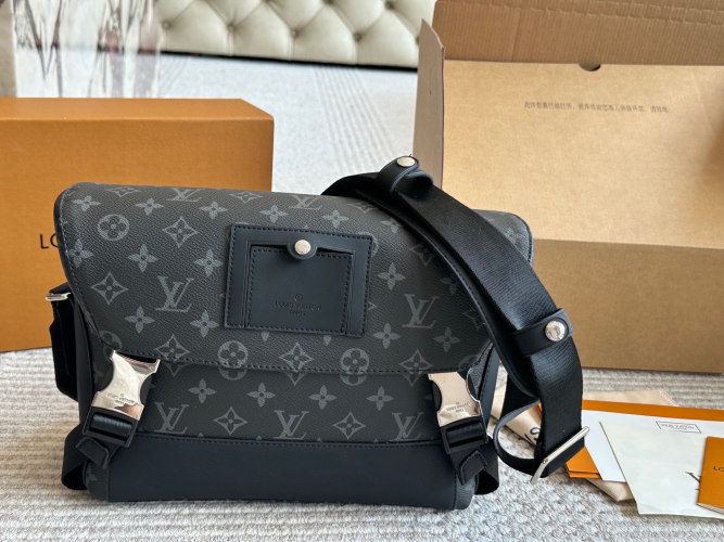 Louis Vuitton Messenger Bag,Gray Checkerboard Pattern, Perfect for Daily Use 1 Louis Vuitton Messenger Bag,Gray Checkerboard Pattern, Perfect for Daily Use