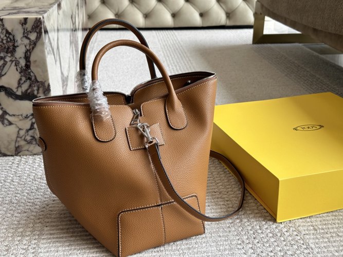 TOD'S Leather Tote Bag, 28x18cm, Shoulder & Hand Carry, Daily Use 1 TOD'S Leather Tote Bag, 28x18cm, Shoulder & Hand Carry, Daily Use