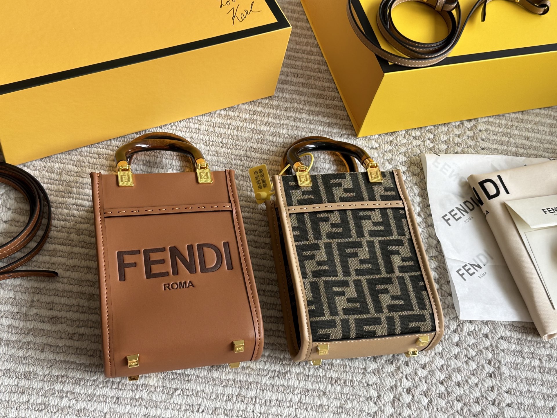 💰280
Fendi琴谱mini原版
FENDI琴谱mini,颜值超高的一款!有好多颜色,焦糖色最好看的颜色!百搭,特别!手柄特殊材质玳瑁琥珀色!太美啦!小众不撞包!时髦精必备单品! 18*14