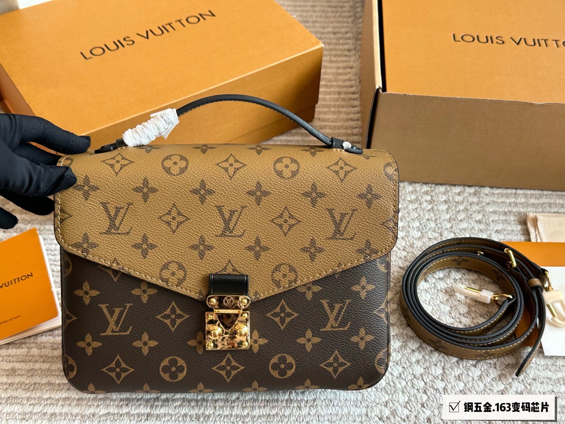 💰260 

size：25cm
L家 顶级品质邮差包
老花邮差
每一年这个季节都要推一下！
因为它太经典！太好看！