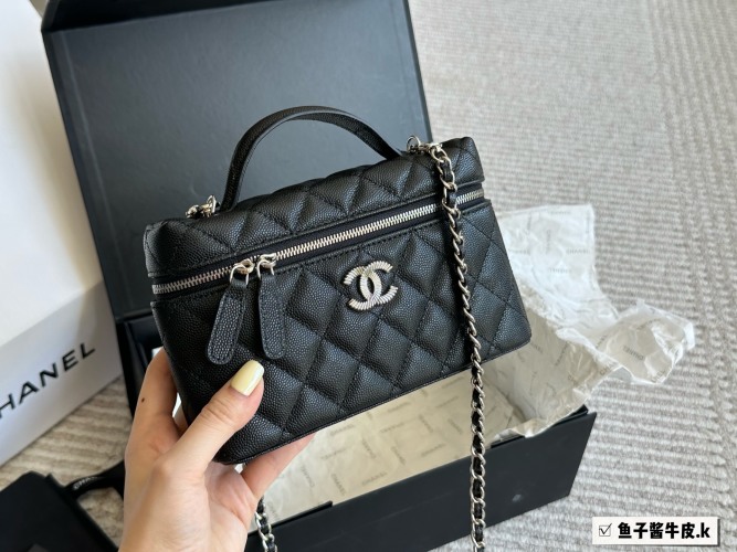 Chanell 25c Ip Box Bag: Original Leather, Limited Edition, 19cm 1 Chanell 25c Ip Box Bag: Chic & Compact Original Leather Crossbody (19cm)
