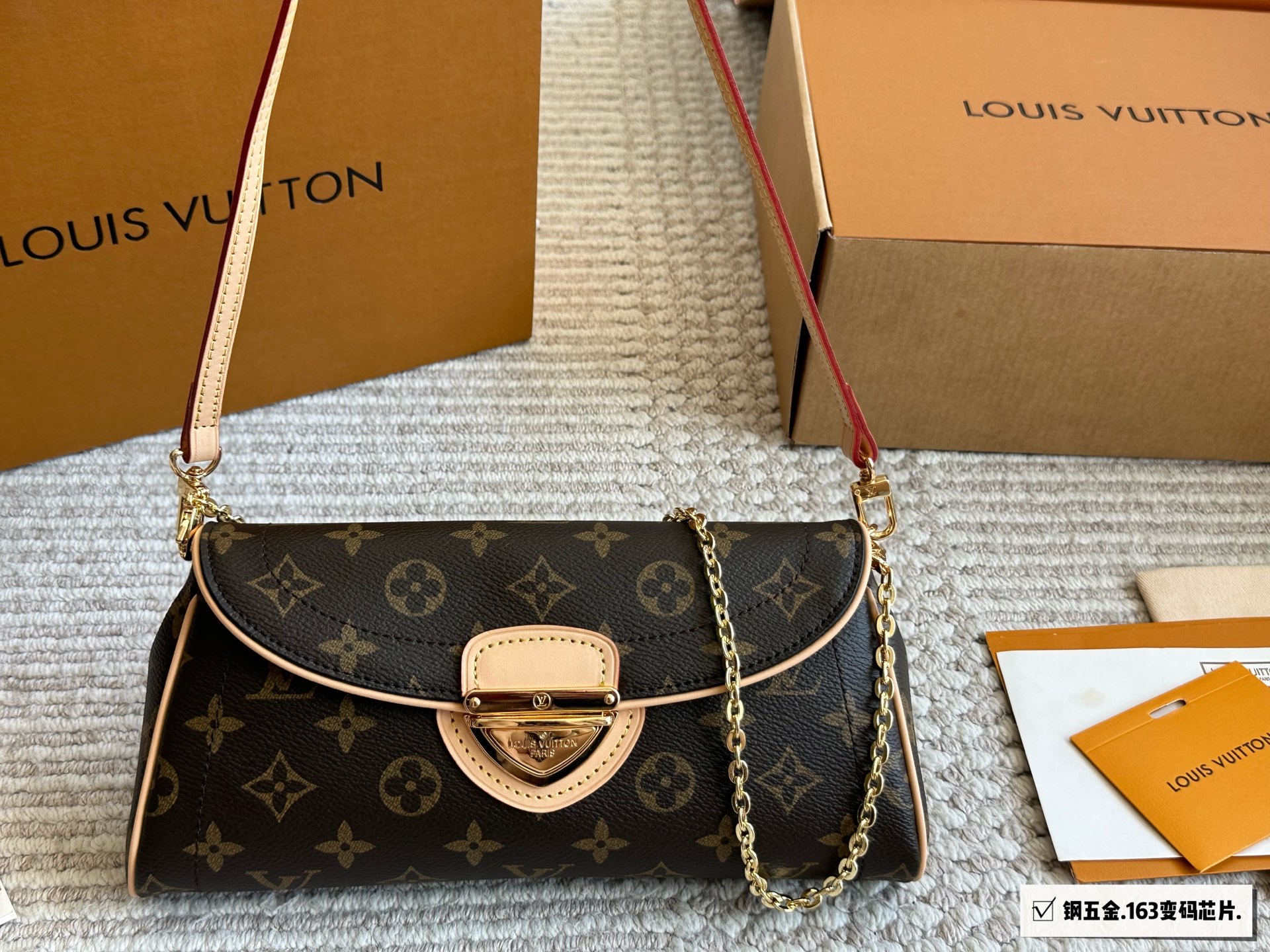 全套礼盒包装 LV金盾腋下包,背.上它悄悄惊艳了所有人!LV曼哈顿金盾腋下中古包. 小金扣占据了主视觉, 搭配老花凸显质感又相当时髦, 简单随性超适合夏天! 真是绝美的一只vintage!25cm
