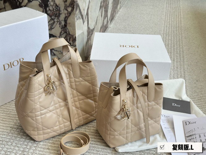 Dior Toujours Shopping Bag Adjustable Strap Casual & Elegant Style 1 Dior Toujours Shopping Bag Adjustable Strap Casual & Elegant Style