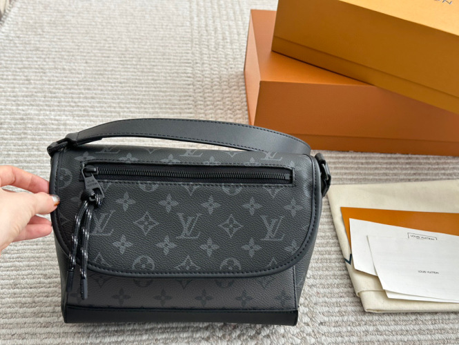 Louis Vuitton 2025 New Men's Black/Gray Messenger Bag, Versatile and Stylish 1 Louis Vuitton 2025 New Men's Black/Gray Messenger Bag, Versatile and Stylish