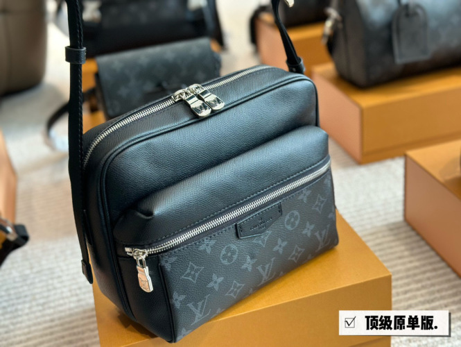 Louis Vuitton Iv Outdoor Messenger Bag - Versatile and Stylish Men's Bag 1 Louis Vuitton Iv Outdoor Messenger Bag - Versatile and Stylish Men's Bag