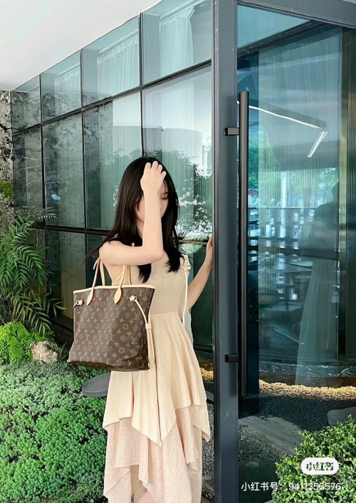 Louis Vuitton Neverfull Tote: Iconic Style, Everyday Versatility 1 Louis Vuitton Neverfull Tote: Iconic Style, Everyday Versatility
